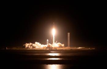 El cohete SpaceX Falcon 9 transporta el módulo de aterrizaje lunar Nova-C de Intuitive Machines que despegó de la plataforma de lanzamiento 39A en el Centro Espacial Kennedy de la NASA en Florida. Foto NASA. 