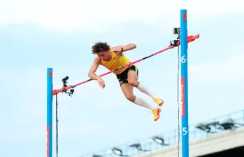 Armand Duplantis, de 25 años de edad, sigue causando sensación en el salto con garrocha. FOTO: @OlympicDeportes