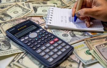 El dólar perdió 1,22% frente al peso colombiano y la TRM del miércoles se ubicará en $3.098,79, según la Superfinanciera. FOTO EL COLOMBIANO