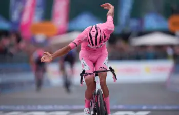 Isaac del Toro celebra su victoria en la etapa 17 del Giro del Italia y se mantiene como líder. FOTO: Tomada de X @giroditalia
