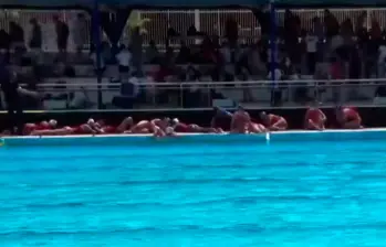 Las jugadoras salieron de la piscina y permanecieron en el suelo, boca abajo, en medio del susto por los disparos. FOTO: Captura de video