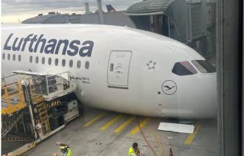 Un avión Boeing de Lufthansa cayó sobre su morro en Alemania. FOTO: Tomada de redes sociales
