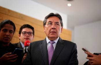 Néstor Humberto Martínez propuso un “tribunal de honor” para esclarecer el informe sobre el supuesto entrampamiento a Santrich. FOTO: COLPRENSA