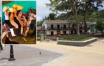 Aelante, las cuatro mujeres sobre una mula. Atrás, Parque principal de San Roque, donde ocurrieron los hechos. Foto: Fundación Julio C. Hernández e imagen tomada de redes de la Alcaldía de San Roque.