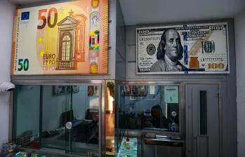 El euro, la divisa europea lleva casi seis semanas, desde el 11 de junio de 2026, cotizando por debajo del umbral de los $4.000. FOTO Manuel Saldarriaga