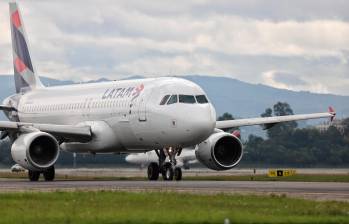 El avión de la aerolínea Latam estaba a punto de despegar en la pista sur de El Dorado cuando ocurrió el incidente. FOTO: Colprensa
