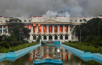 El parlamento fue incendiado a causa de las protestas de jóvenes nepaleses. Foto: Getty Images