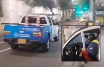 Adelante, el conductor del vehículo, quien sería un agente de tránsito, llevando lo que según la denuncia sería un pendón de una campaña política. Atrás, el vehículo oficial implicado. FOTO: imagen tomada de redes