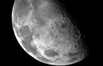 Esta vista del polo norte de la Luna es un mosaico ensamblado a partir de 18 imágenes tomadas por el sistema de imágenes Galileo de la NASA a través de un filtro verde mientras la nave espacial sobre volaba el 7 de diciembre de 1992. Foto cortesía NASA