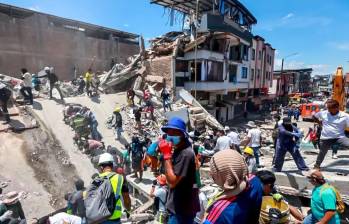 A pocos días del terremoto, los rescatistas buscaban sobrevivientes en Pereira. Foto: Manuel Saldarriaga.