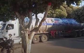 Carrotanque que circula por las calles del municipio con la propaganda política. Foto: Redes Sociales @JACOBOSOLANOC