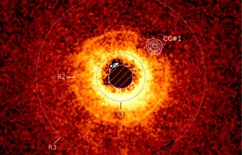 Los exoplanetas son objetivos clave en la astronomía observacional, ya que ayudan a comprender mejor cómo se forman los sistemas planetarios. Foto cortesía/Imagen del disco de TWA 7 captada con el VLT del ESO, con datos del JWST superpuestos. Se aprecia la zona vacía alrededor del exoplaneta TWA 7b en el anillo R2 / © A.-M. Lagrange el al.