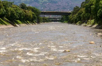 Uno de los puntos del río Medellín recientemente intervenido con sacos de arena (abajo). Foto: Manuel Saldarriaga Quintero.