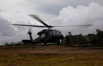 Los heridos fueron extraídos de la zona en un helicóptero Black Hawk de la Fuerza Pública. FOTO DE EDWIN BUSTAMANTE.