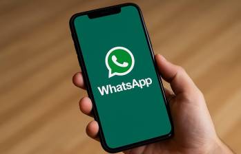 Las copias de seguridad en la nube permiten recuperar mensajes y archivos eliminados en WhatsApp de forma segura. FOTO creada con IA