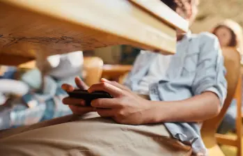 El objetivo es proteger el bienestar de los alumnos y fomentar un ambiente de aprendizaje más concentrado. FOTO: GETTY