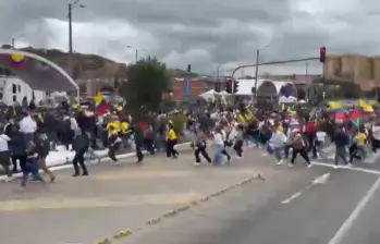 Asistentes al desfile del 20 de julio en Bogotá burlaron esquema de seguridad. Foto: Captura video redes sociales