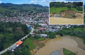 Adelante, la socavación ya casi afecta una de las vías de acceso. Atrás, toma aérea de la emergencia. FOTO: imagen tomada de redes
