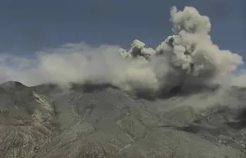Después de que un histórico terremoto de magnitud 7.4 sacudiera al país la mañana del lunes 10 de agosto de 2026, el volcán Puracé registró una serie de emisiones de ceniza y gases. FOTO: Colprensa