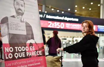 Un aviso en el aeropuerto El Dorado que dice “No todo es lo que parece”, en medio de una campaña por el día de la lucha contra la trata de personas. FOTO: COLPRENSA