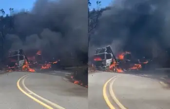Camión del D1 quemado en Anorí. FOTO: CAPTURA DE VIDEO REDES SOCIALES