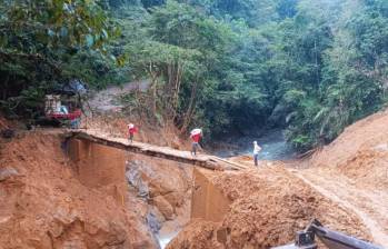 A punta de tablas, habitantes de Yarumal construyeron un puente para evitar botar más de 7.000 litros de leche diarios