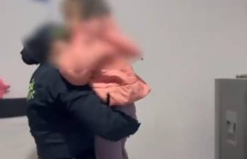 Con autorización de los vecinos, la policía ingresó a la habitación donde se encontraba la niña. Foto: captura de video.