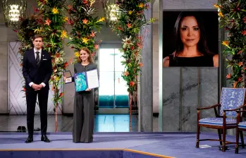 Ana Corina Sosa Machado, hija de la política venezolana Marina Corina Machado, recoge el Premio Nobel de la Paz en su nombre durante la ceremonia de entrega del Premio Nobel de la Paz en el Ayuntamiento de Oslo, Noruega. Foto: AFP 