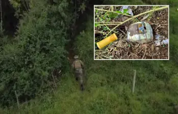 Adelante, el elemento explosivo encontrado. Atrás, un soldado realiza la labor de ubicación y destrucción del artefacto. FOTO: Cortesía.