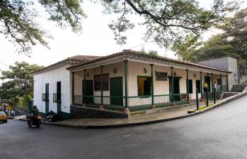 El Jordán luce imponente en la esquina de la loma de Robledo y hasta alcanzan a bañarlo las ramas de un viejo piñón de oreja intervenido por la alcaldía que también casi colapsa. FOTO jaime pérez