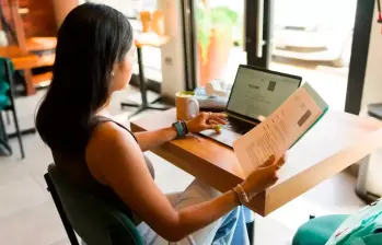 Mujer registrando su hoja de vida en el portal de empleo de Magneto. FOTO: Getty