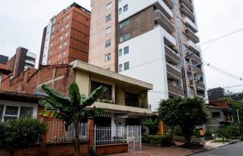 Este es el edificio construido por la firma de la familia de Aníbal Gaviria que está en pleito con varios de sus vecinos. FOTO: JULIO HERRERA