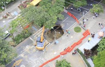 Este hueco fue el que provocó el cierre total de la avenida El Poblado, a la altura del hotel Dann Carlton, durante la noche del martes y la mañana del miércoles. Desde el mediodía se empezó a dar paso. FOTO: CAMILO SUÁREZ