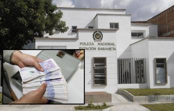 Imagen ilustrativa del hecho. Adelante, un fajo de billetes como los hurtados. Atrás, la estación de Policía de Sabaneta. Foto: EL COLOMBIANO