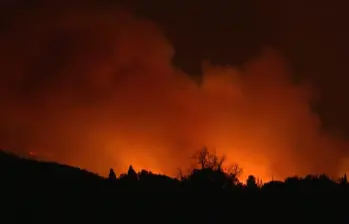Gran incendio forestal tiene en alerta a los habitantes del sur de Francia. FOTO: Captura de video