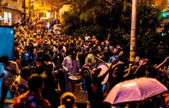 La Noche Negra es una iniciativa de Son Batá que empezó hace 13 años en la comuna 13 con el propósito de derribar las fronteras invisibles con música y baile. Foto Miguel Ángel Mosquera. 