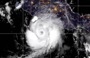El huracán Polo continúa frente a la costa suroeste de México con vientos máximos sostenidos de cerca de 250 km/h y amenaza de fuertes lluvias y marejadas. FOTO: NOAA. 