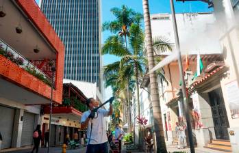 Más de 50 personas participaron en la jornada de aseo y ornato que se hizo en sitios estratégicos de Medellín. FOTO: CORTESÍA ALCALDÍA DE MEDELLÍN