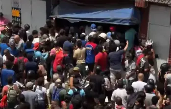 Una multitud se agolpa para saquear un almacén después del terremoto. Foto: Captura de video.