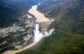 Aspecto de la central hidroeléctrica de Ituango, con su vertedero funcionando. FOTO: Juan Antonio Sánchez. Archivo El Colombiano