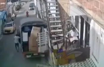 El momento en el que William Parra intenta subirse a su camión para detenerlo. FOTO: Captura de video