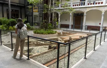 En el espacio se encuentra un guayacán preservado con vestigios restaurados del acueducto, piezas en piedra limonita, tabletas de barro, fundaciones y acequias del siglo XIX. FOTO: Cortesía Comfama
