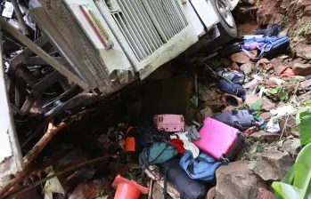 17 personas: 16 jóvenes que regresaban de su fiesta de graduación en la playa, y el conductor del bus que los transportaba fallecieron en un grave accidente de tránsito este domingo. Foto: Manuel Saldarriaga Quintero.