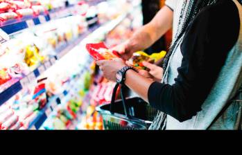 Las papas fritas, tortillas, maní y mezclas de frutos secos lideran las ventas de snacks en los canales digitales en Colombia. FOTOS: FREEPIK
