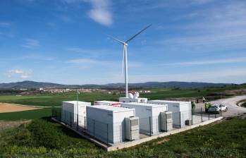 Hoy, un contenedor estándar de seis metros puede suministrar de 5 a 6 MWh, y ya hay modelos de 10 MWh, suficientes para alimentar a 30.000 hogares durante una hora. FOTO: AFP.