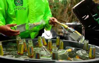 Las autoridades, además, encontraron 13.600 botellas vacías de cerveza, muchas veces recolectadas en las calles, a las cuales las iban a llenar con este licor producido irregularmente. FOTO: CORTESÍA POLICÍA METRPOLITANA