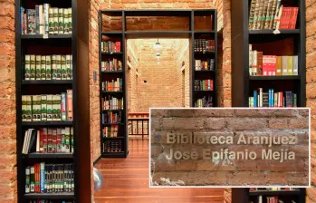 Adelante, la nueva placa que oficializa el cambio de nombre. Atrás, uno de los pasillos de la biblioteca en Aranjuez. FOTO: Cortesía