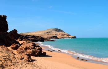 Playa Arcoíris, en el Cabo de la Vela, es uno de los atractivos de La Guajira. Queda a 4 horas de Riohacha atravesando rancherías de los Wayúu. FOTO Cortesía