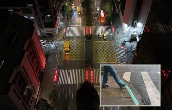 Adelante, así lucen los nuevos semáforos peatonales de piso en la ciudad. Atrás, panorámica donde resaltan estos elementos en rojo. FOTO: Cortesía