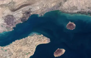 El estrecho de Ormuz es una vía marítima estratégica que conecta el golfo Pérsico con el golfo de Omán y por donde circula una parte importante del petróleo y gas que se exporta al mundo. Foto: Getty